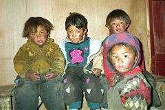 16 Dingboche Guest House 1997 - Children